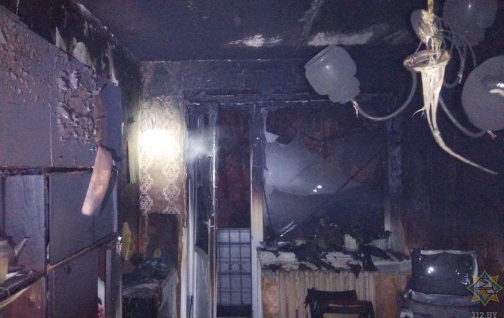Соседи снизу не затушили сигарету. В Минске после ночного пожара попала в больницу семья с младенцем