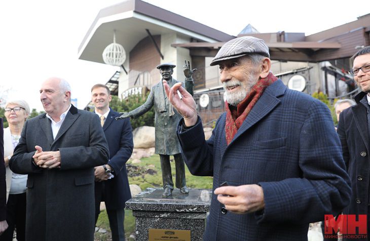 Вахтанг Кикабидзе открыл памятник Мимино в парке Дружбы народов в Минске