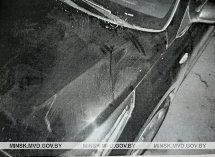 В Минске пьяная женщина заскучала и стала бросать бутылки из окна: пострадало несколько машин 
