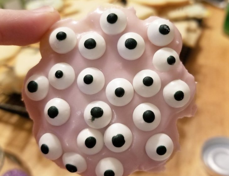 Родственники не оценят. Девушка испекла печенье в виде странных ангелов печенье