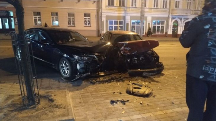 Серьезная авария в центре Гомеля: столкнулись два автомобиля, зацепив при этом автобус Серьезная авария в центре Гомеля: столкнулись два автомобиля, зацепив при этом автобус