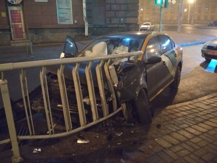 ДТП в Минске: пьяный водитель на каршеринговом VW влетел в ограждение трамвайной остановки