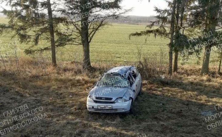 Под Чаусами несколько раз перевернулся Opel: пострадали три человека