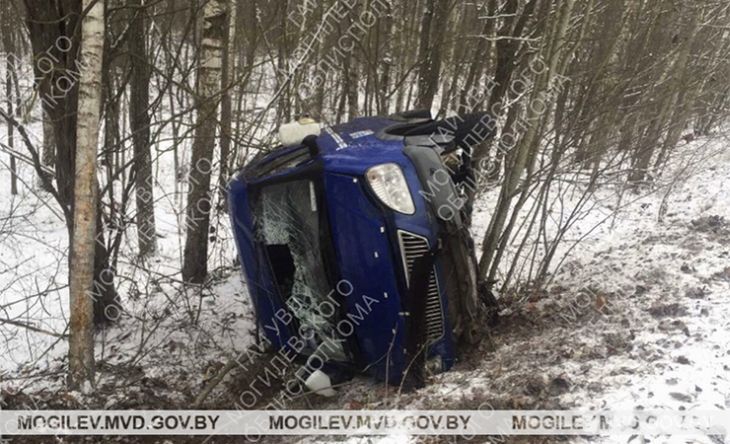 В Костюковичском районе опрокинулся автомобиль: пострадали люди