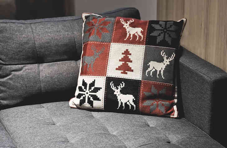 Назван самый грязный предмет в отельных номерах подушка