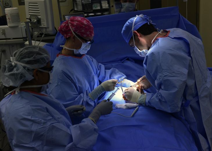 Хирурги случайно подожгли пациентку во время операции в Румынии