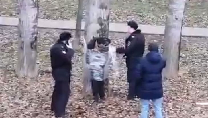 Родственники разбуянившегося мужчину привязали к дереву пищевой пленкой