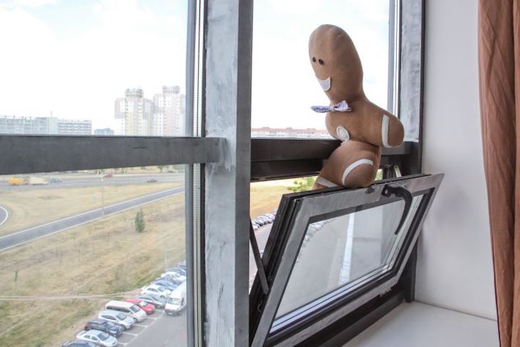 Женщина чуть не выбросила ребенка из окна из-за нервного срыва окно