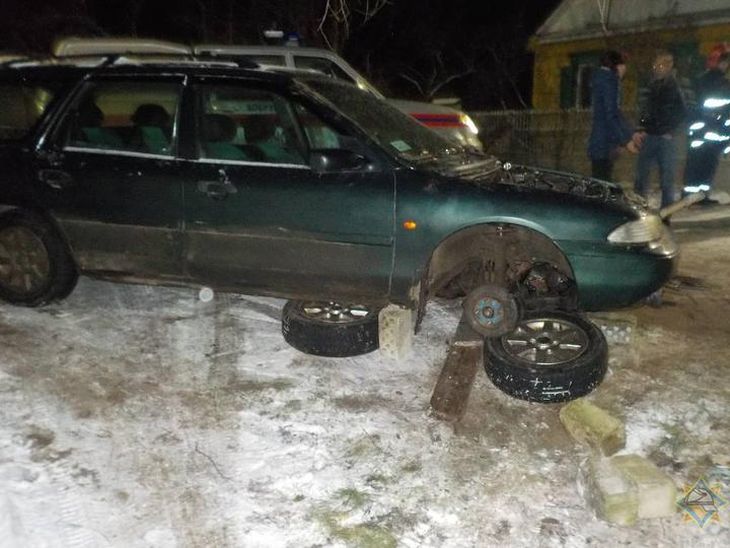 В Бобруйске автомобиль соскочил с опоры и придавил мужчину 