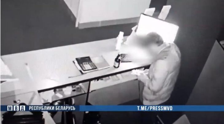 Пьяного жителя Минска забыли в фойе бильярдной — он проснулся и обокрал ее Пьяного жителя Минска забыли в фойе бильярдной — он проснулся и обокрал ее