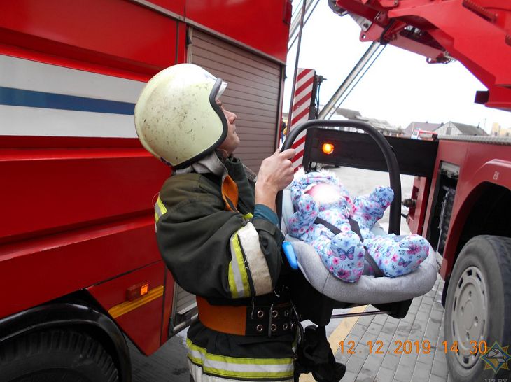 МЧС показало, как спасали маленького ребенка на пожаре в Гродно
