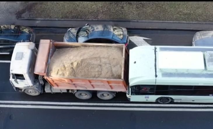 В Минске грузовик внезапно поехал задним ходом и врезался в троллейбус