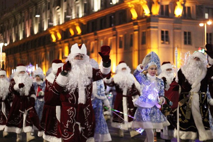 Подарки, чудеса и конфетти. В Минске прошло шествие Дедов Морозов и Снегурочек