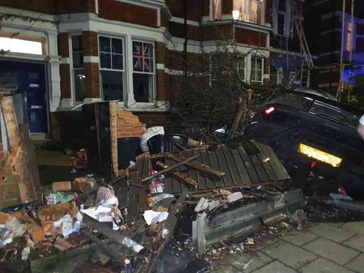 Эпичное появление. Снеговик на Lamborghini залетел на рождественский ужин к девушке и ее семье дтп