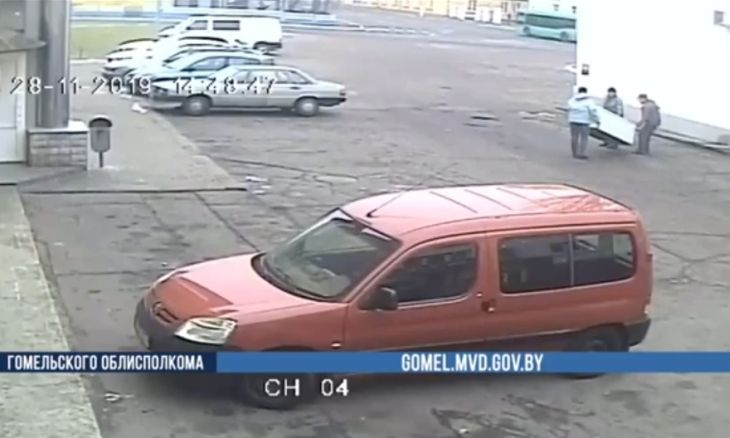 В Мозыре бомж украл холодильник — момент кражи попал в объектив камеры  