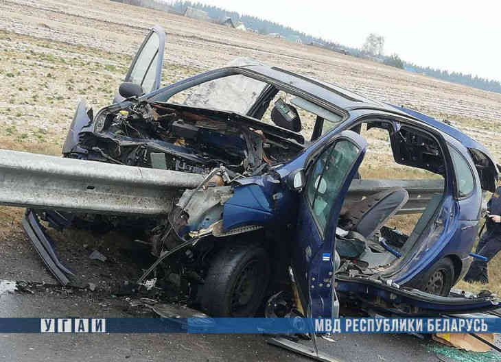 Жесткая авария на МКАД-2: ограждение прошило машину насквозь. Есть жертвы 