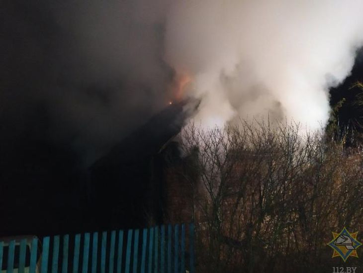 В Пинском районе молодая женщина вынесла из горящего дома соседа