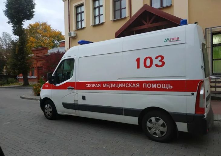 Женщина, на которую упал забор в Гродно, все еще в реанимации Женщина, на которую упал забор в Гродно, все еще в реанимации