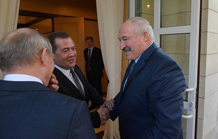 Лукашенко и Медведев обсудили интеграцию по телефону