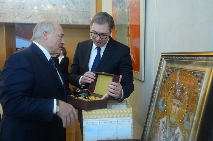 Президент Сербии показал, какие подарки ему привез Лукашенко