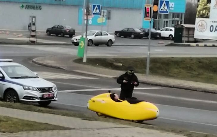 Немец приехал в Беларусь на странном веломобиле. Посмотрите, как гаишник проверял у него документы 
