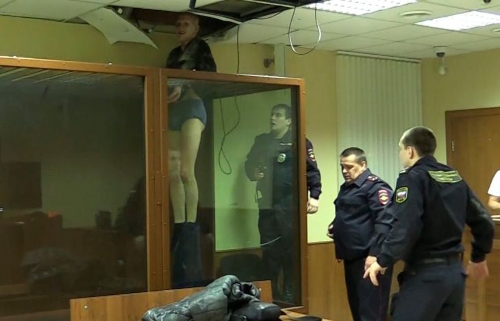 Такого вы еще не видели: В России подсудимый через потолок попытался сбежать из зала суда Такого вы еще не видели: В России подсудимый через потолок попытался сбежать из зала суда