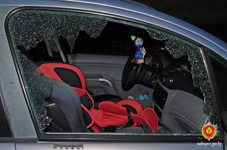 В Бресте нетрезвый мужчина разбил три машины во дворе и уснул возле них В Бресте нетрезвый мужчина разбил три машины во дворе и уснул возле них