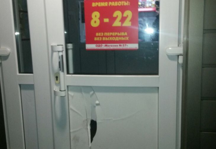 Проломил дверь магазина и пытался ударить милиционера. В Гомеле задержали буйного покупателя
