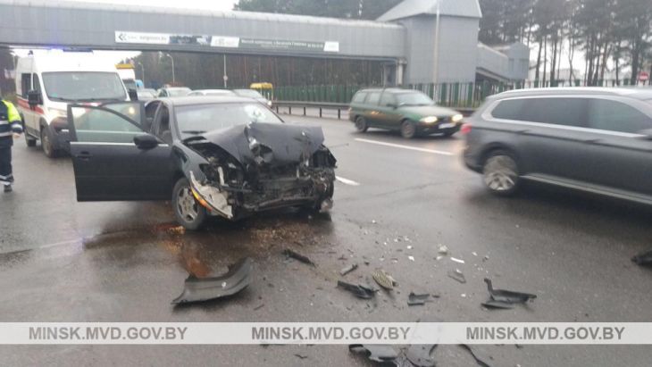На МКАД Toyota врезалась в МАЗ, водитель легковушки попал в больницу