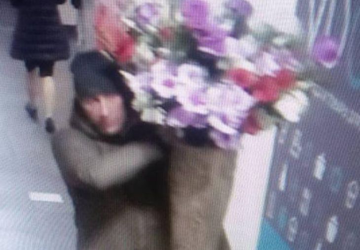 В Минске ищут мужчину, укравшего две вазы с искусственными цветами В Минске ищут мужчину, укравшего две вазы с искусственными цветами