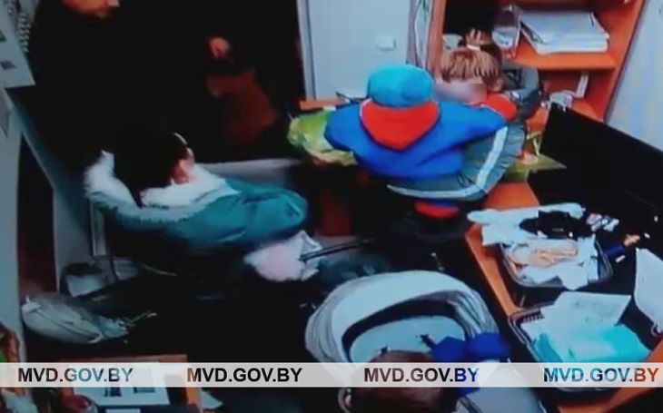 В Светлогорске две молодые мамы пытались вывезти из магазина товар в детской коляске