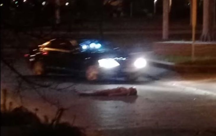 В Минске голая женщина бегала по дворам, а потом легла на дорогу перед авто