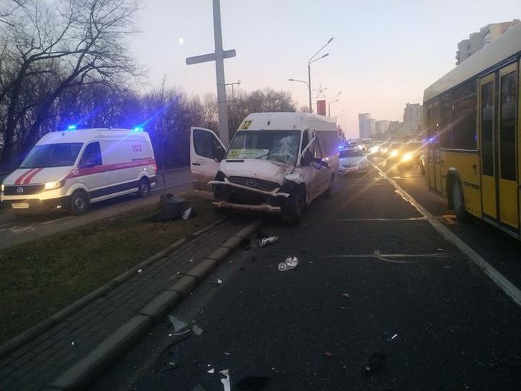 В Минске МАЗ вытолкнул маршрутку с пассажирами на тротуар