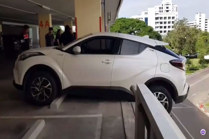 В Сети появилось видео с худшей парковкой в мире В Сети появилось видео с худшей парковкой в мире