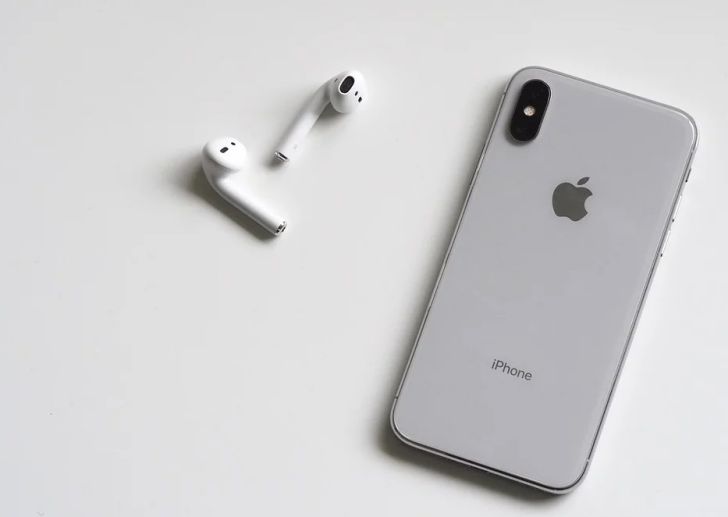 смартфон iPhone, беспроводные наушники AirPods