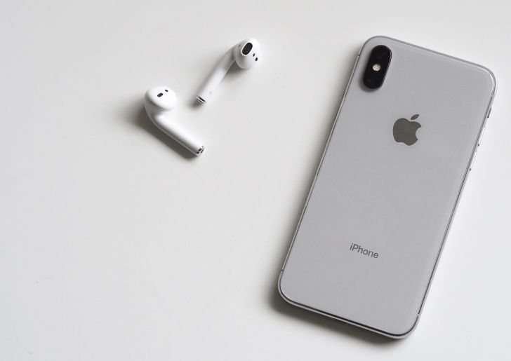 смарфтон iPhone и наушники AirPods 