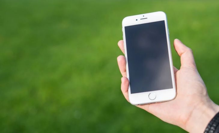 Против Apple подали коллективный иск за повышенное излучение iPhone смартфон iPhone в руке