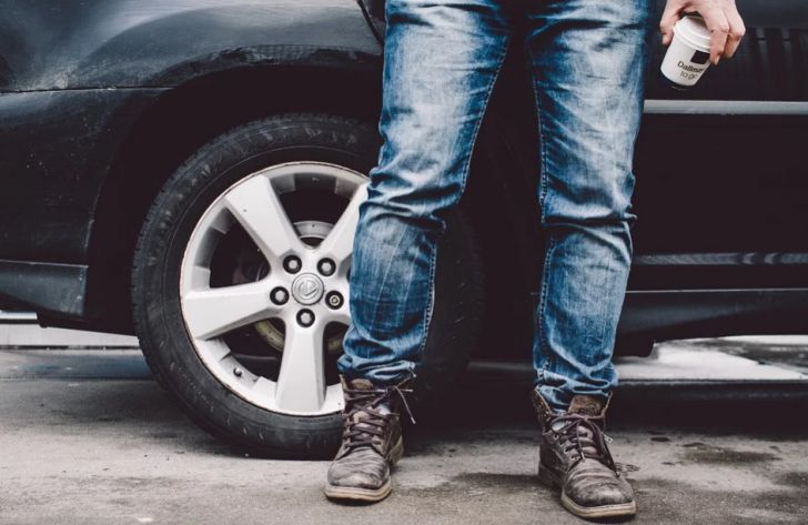 Эксперты перечислили 5 самых раздражающих опций в автомобиле человек возле автомобиля