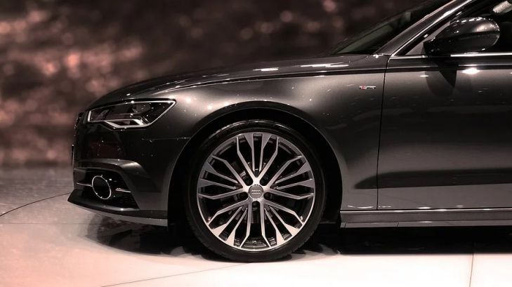 автомобиль на выставке