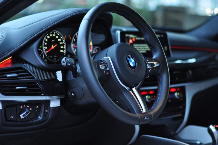 салон автомобиля BMW
