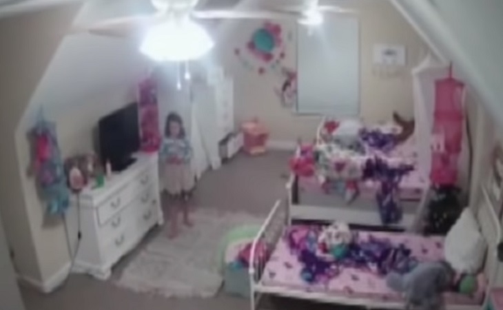 Девочка смотрела телевизор в пустом доме, когда с ней кто-то заговорил