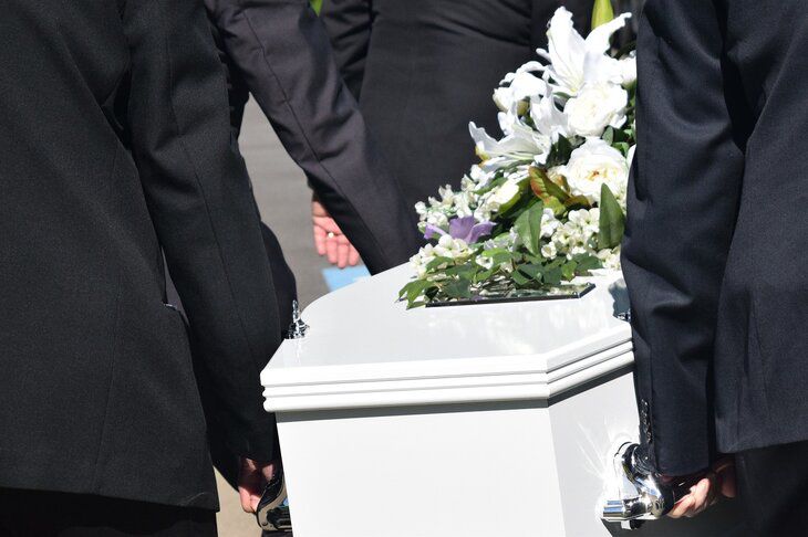 «В гробу нет никого!»: пришедшие проститься с Лужковым заподозрили подлог