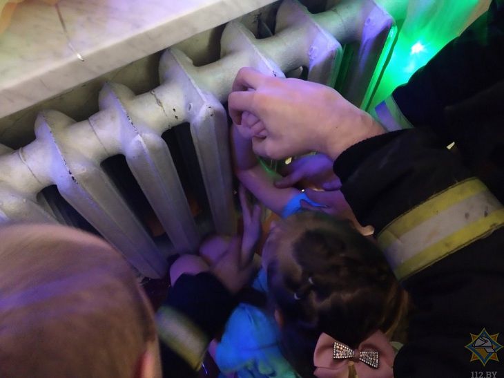 В Гомеле спасатели освободили ребенка