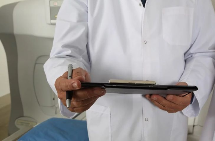 доктор с планшетом в руках