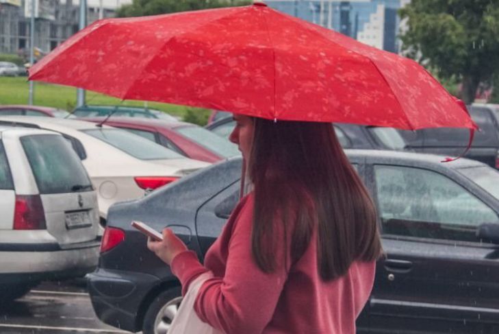 девушка с зонтом и смартфоном, дождь