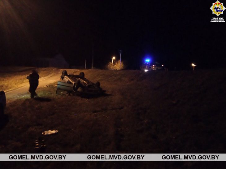 ДТП в Рогачевском районе: легковушка опрокинулась в кювет