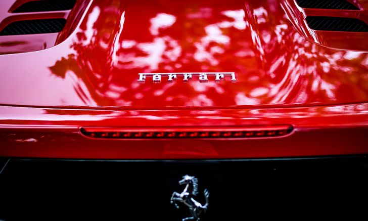 автомобиль Ferrari, логотип