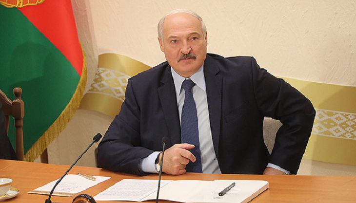 Рядом стоит адъютант с телефоном. Лукашенко рассказал о своём отношении к Новому году 