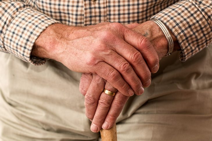 7 привычек пожилых людей, которые должны насторожить детей и внуков