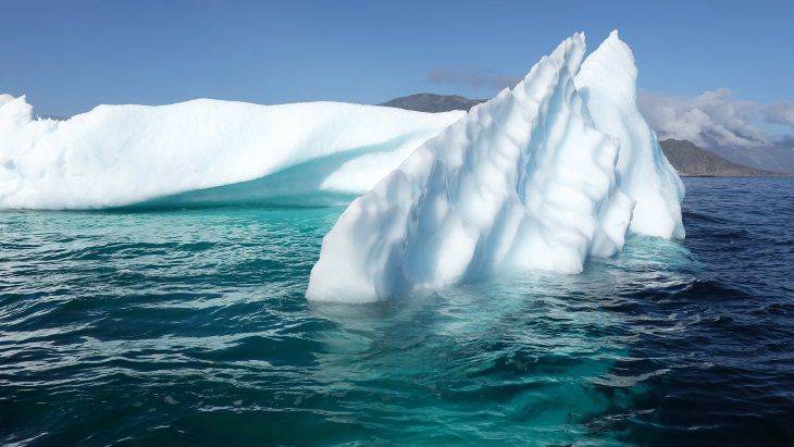 Во льдах Гренландии появляются «крупнейшие в мире водопады». Почему это беспокоит ученых